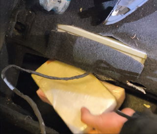 La droga era nascosta in vano ricavato nel pianale dell’auto